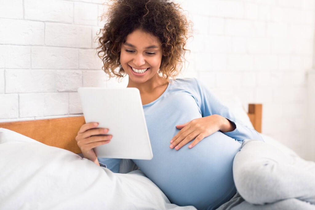 Een vrouw die leest over 'organiseren gezin'